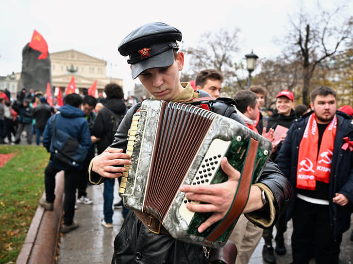 Москва. Праздничный митинг возле памятника Карлу Марксу напротив Большого театра
