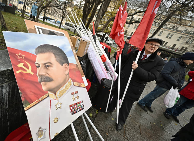 Москва. Портрет Иосифа Сталина перед началом митинга вблизи Красной площади
