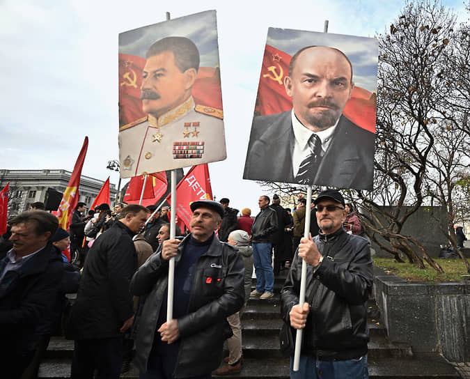 Москва. Митингующие с портретами советских лидеров Владимира Ленина и Иосифа Сталина