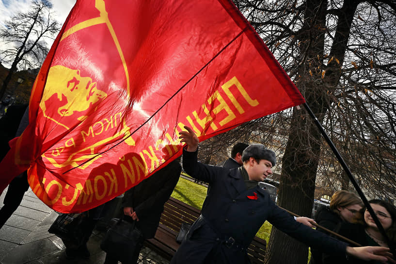 Москва. Митингующие с красным флагом ВЛКСМ