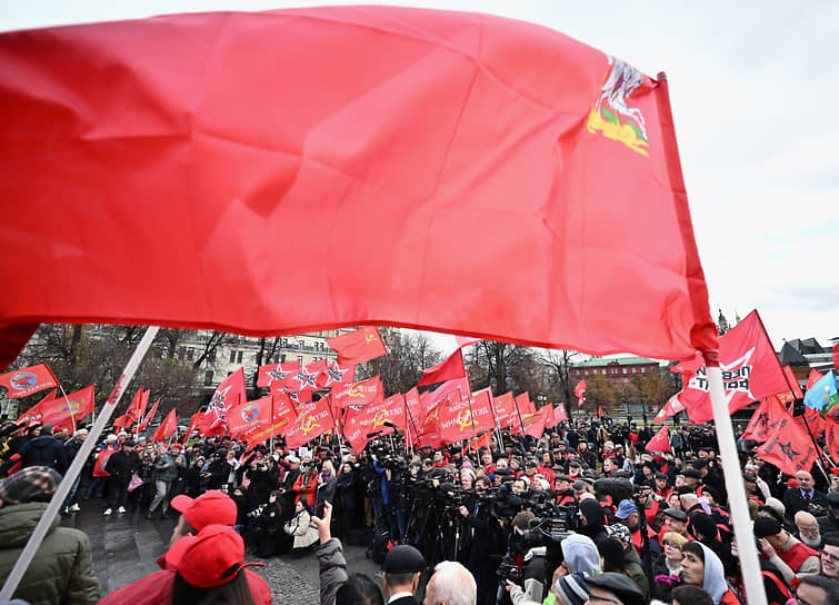Москва. Митинг возле памятника Карлу Марксу