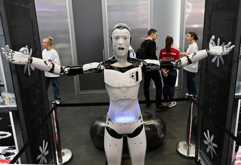 Жестикулирующий человекоподобный робот с развитой мимикой Арди от компании «Дабл Ю Экспо»