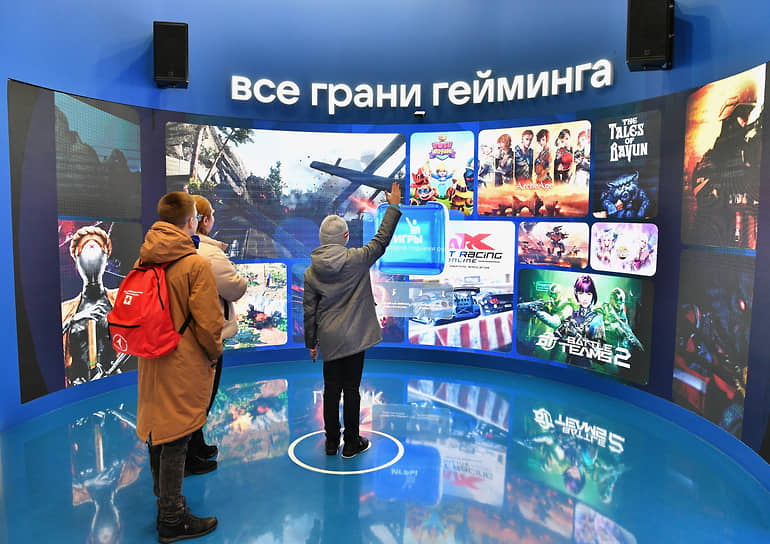 Посетители в игровой зоне выставки «Россия»