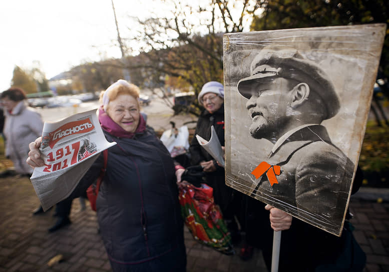 Калининград. Участники митинга в честь годовщины Октябрьской революции