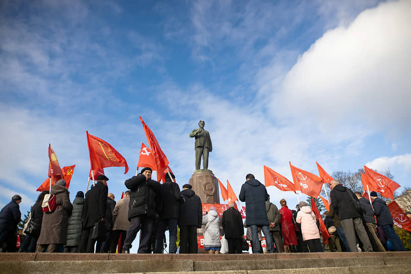 Калининград. Митинг возле памятника Михаилу Калинину