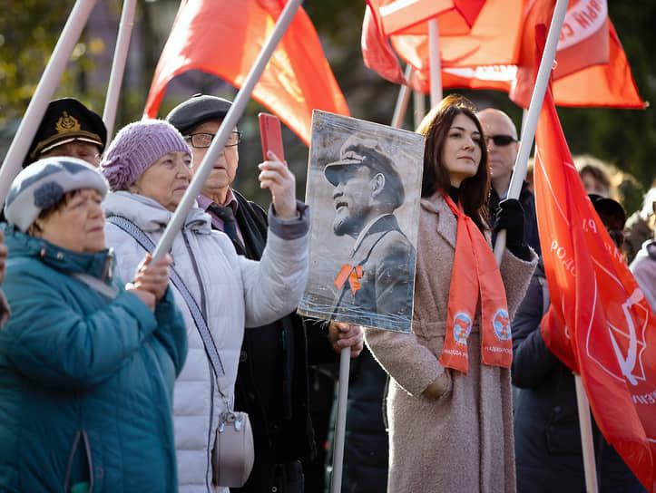 Калининград. Сторонники КПРФ на митинге в честь годовщины Октябрьской революции