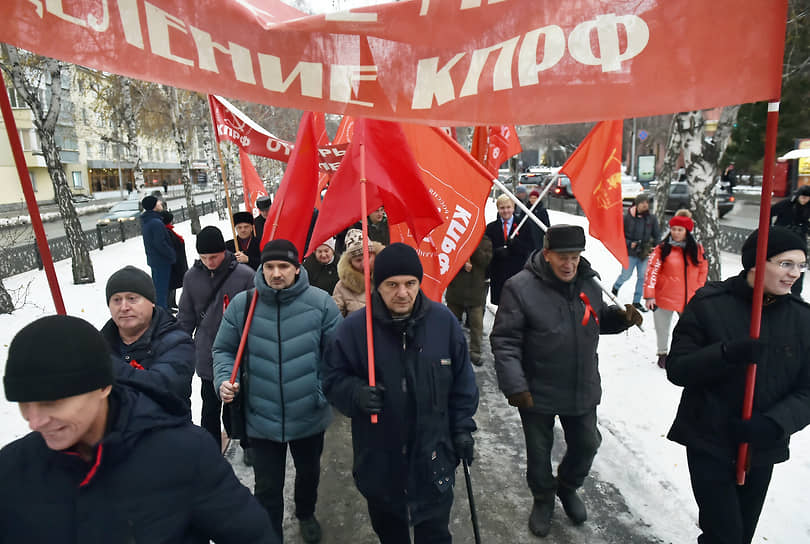 Новосибирск. Митингующие с флагами КПРФ