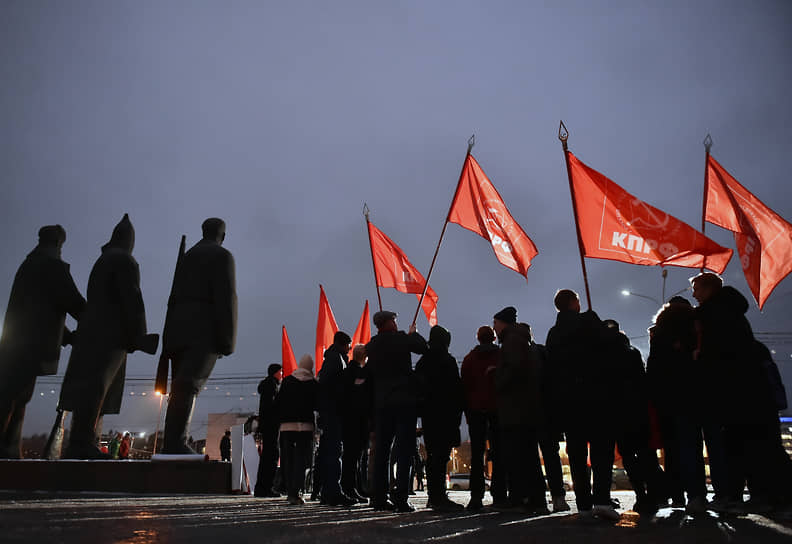 Новосибирск. Митинг в честь годовщины Октябрьской революции на площади Ленина