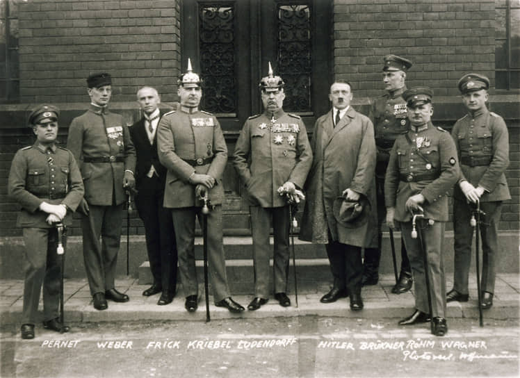 Организаторы путча слева направо: Хайнц Пернет, Фридрих Вебер, Вильгельм Фрик, Герман Крибель, Эрих Людендорф, Адольф Гитлер, Вильгельм Брюкнер, Эрнст Рем, и Роберт Вагнер