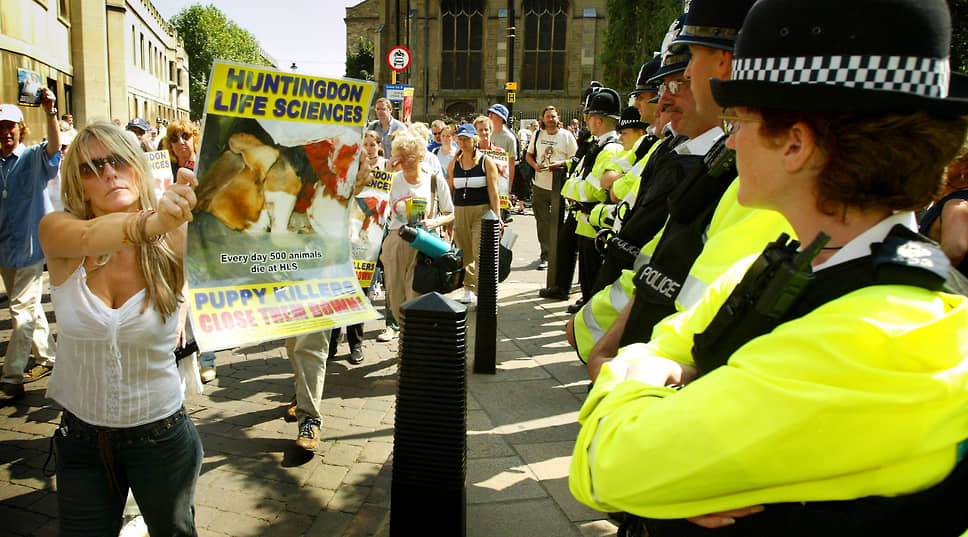 Демонстрация в центре Кембриджа с требованием закрыть лабораторию HLS. 2002 год