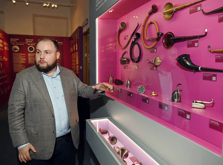 Иван Бирюков показывает коллекцию слуховых рожков на выставке