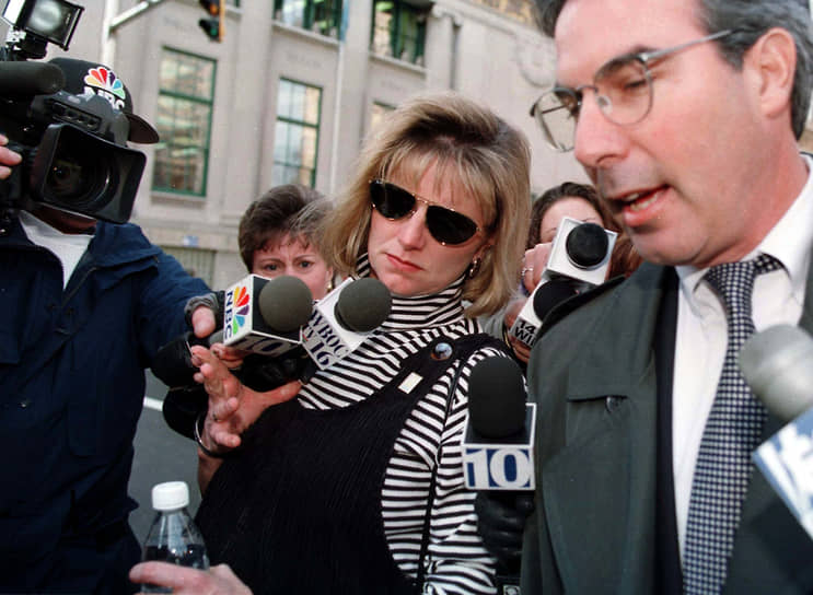 Сестра Энн Мари Фэйхи Кэтлин Фэйхи-Хози и ее адвокат Дэвид Вайс отвечают на вопросы журналистов перед началом предварительных слушаний в суде в 1996 году