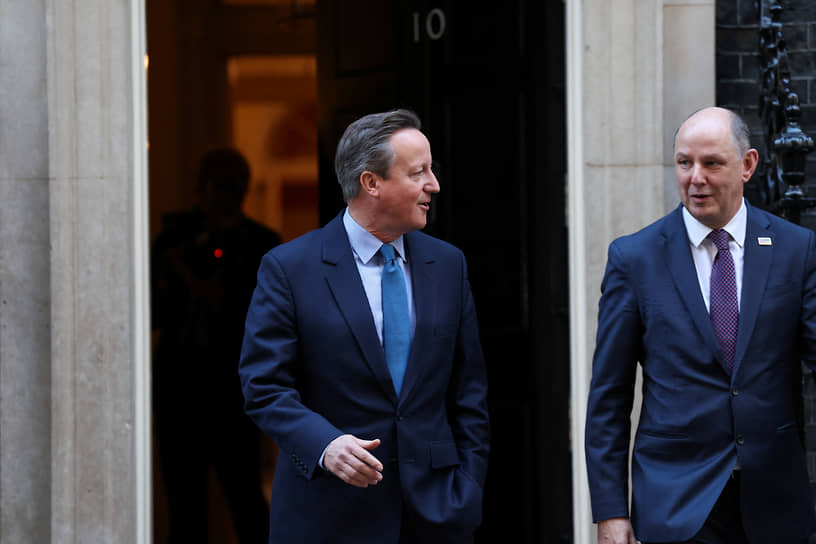Новый министр иностранных дел Великобритании Дэвид Кэмерон (слева)