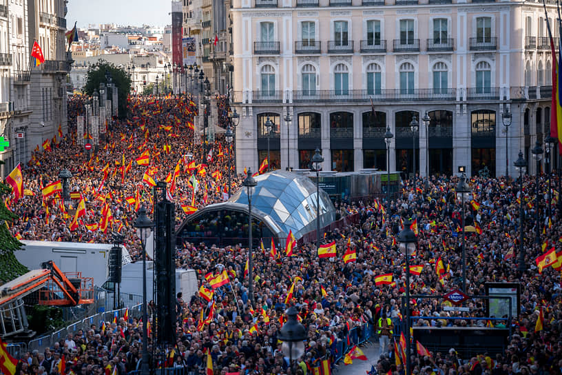 Решение Педро Санчеса амнистировать каталонских сепаратистов запустило волну многотысячных протестов по всей Испании (на фото: демонстрация в Мадриде 12 ноября)