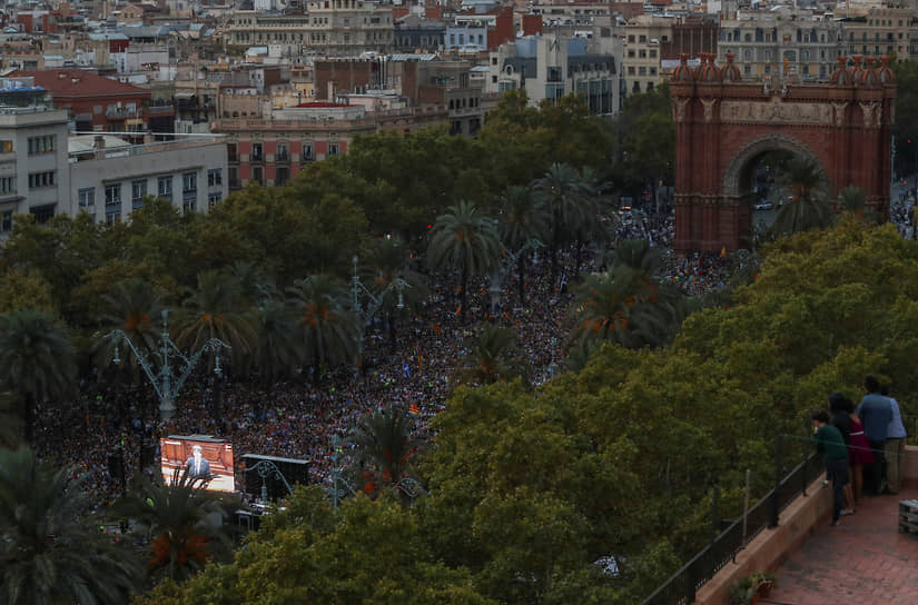 Выступление тогдашнего каталонского лидера Карлеса Пучдемона 10 октября 2017 года слушали на улицах Барселоны тысячи человек. И в итоге они остались крайне разочарованы