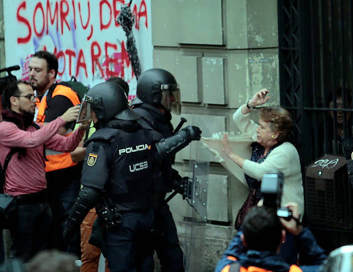 День голосования запомнился и жесткими столкновениями сторонников независимости Каталонии с силами правопорядка