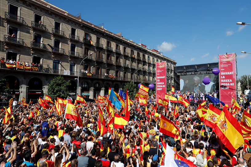 Нобелевкий лауреат по литература Марио Варгас Льоса (на фото: выступление на митинге в 2017 году) уверен, что Каталония должна быть в составе Испании
