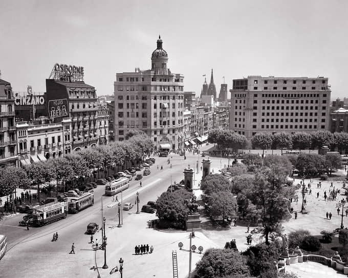 При Франсиско Франко Каталония лишилась всей своей автономии от Мадрида (на фото: Барселона в 1958 году)