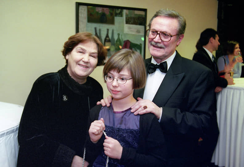 Со своей супругой Ольгой Соломиной (на фото) актер прожил 62 года — до ее смерти в 2019-м. У пары родилась дочь Дарья, которая стала пианисткой&lt;br>
На фото: с внучкой Александрой