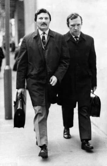 Слева направо: старший инспектор Виктор Келахер (оправдан судом), детектив-сержант Норман Пилчер (приговорен к четырем годам лишения свободы)