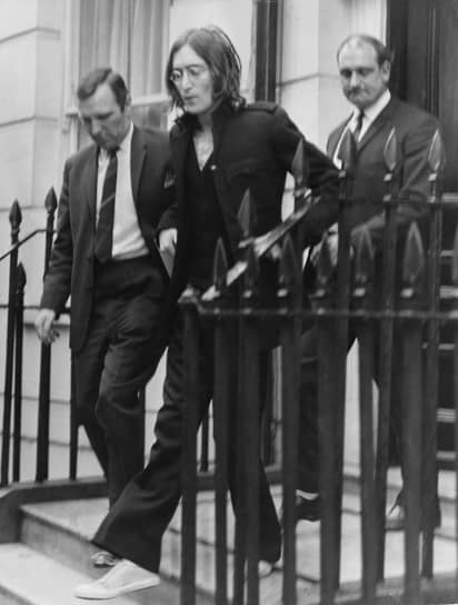 Слева направо: Норман Пилчер с Джоном Ленноном и своим коллегой