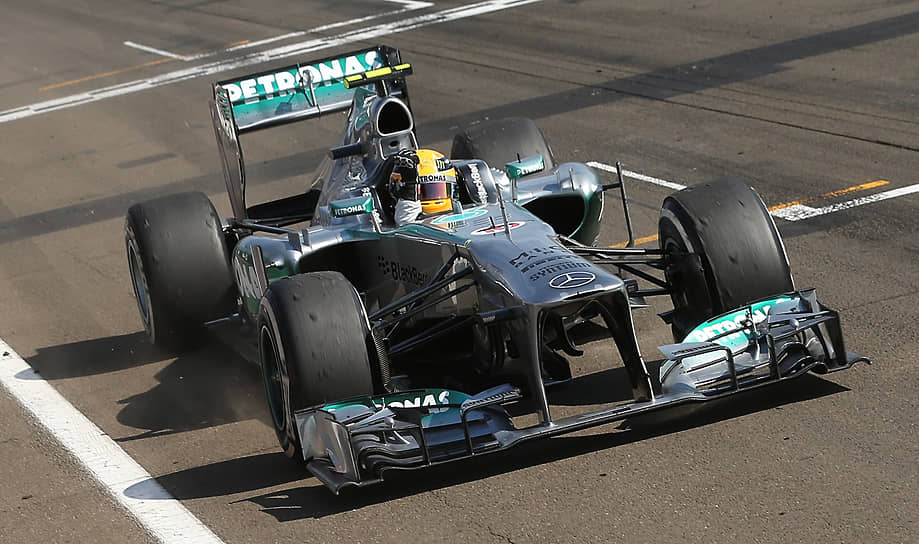 Льюис Хэмилтон за рулем болида Mercedes пересекает финишную черту на Гран-при Венгрии в 2013 году