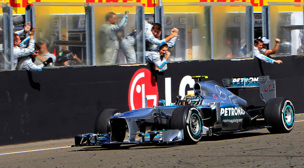 Команда Mercedes празднует победу Льюиса Хэмилтона на Гран-при Венгрии