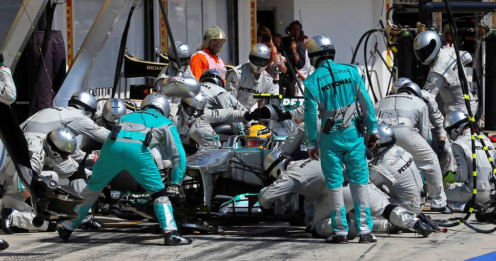 Специалисты осматривают автомобиль Хэмилтона во время короткой остановки на Гран-при Венгрии