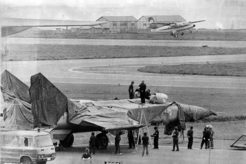 24 сентября 1976 года МиГ-25 Виктора Беленко был транспортирован на американскую базу Хакури. Авиационные эксперты изучали истребитель до 5 октября. После этого самостоятельно перелететь в СССР самолет не мог, и японцы предложили советским представителям увезти его по морю. 12 ноября МиГ-25, упакованный в 13 ящиков, доставили в порт Хитачи. Там его осмотрели специалисты из СССР. Они обнаружили, что с истребителя пропала часть блоков, например, система государственного опознавания