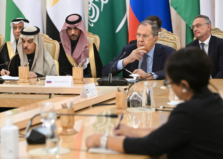 Министр иностранных дел России Сергей Лавров (второй справа) и министр иностранных дел Саудовской Аравии Фейсал бен Фархан Аль Сауд (второй слева) 