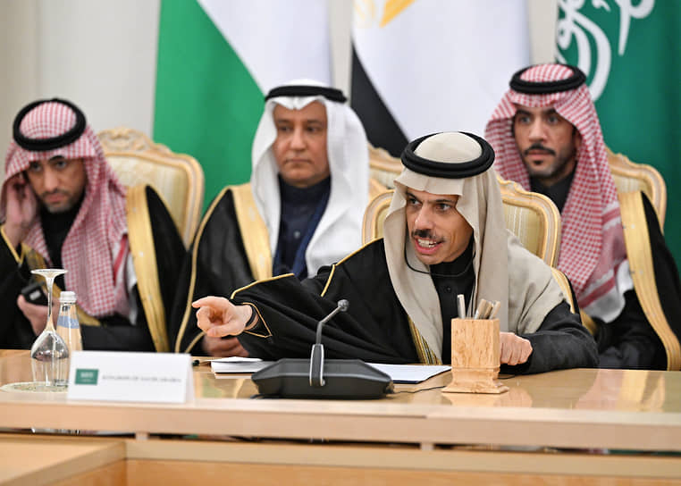 Министр иностранных дел Саудовской Аравии Фейсал бен Фархан Аль Сауд (второй справа) 
