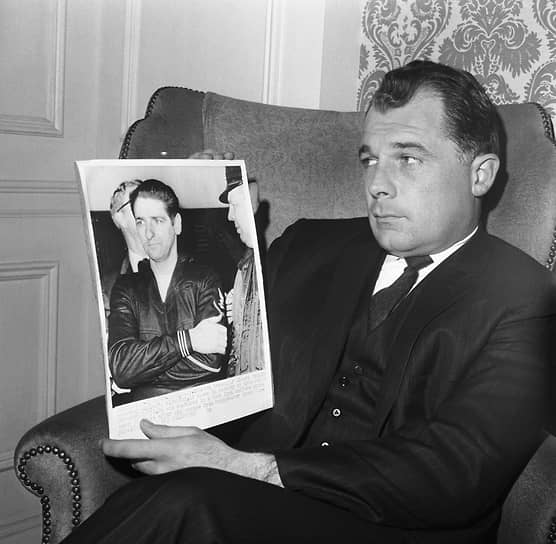 Адвокат Фрэнсис Ли Бейли-‍младший с портретом своего подзащитного