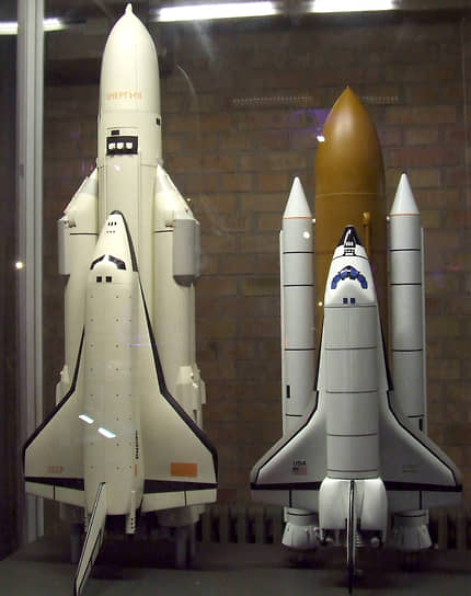 Сравнение моделей космических систем «Энергия — Буран» (на фото слева) и Space Shuttle