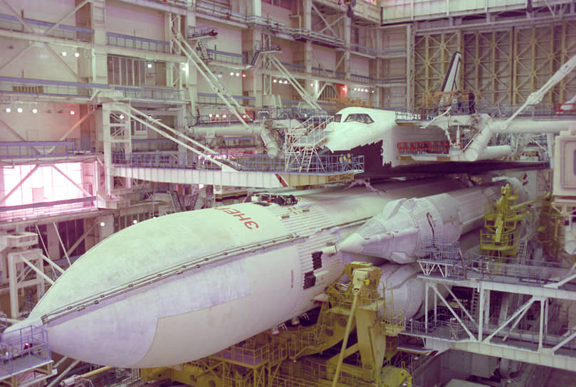 Предстартовая подготовка ракеты-носителя «Энергия» и «Бурана» в монтажно-испытательном корпусе космодрома Байконур
