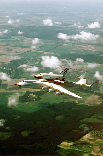 Самый большой в мире самолет Ан-225 «Мрия», созданный для транспортировки «Бурана», совершает перелет с космодрома Байконур 