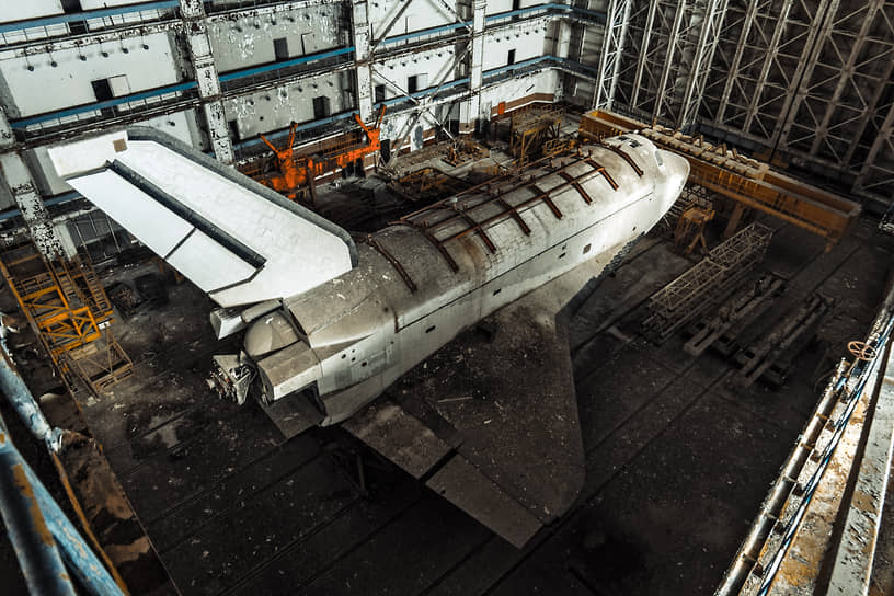 Единственный оставшийся летный экземпляр космического корабля «Буран» хранится в одном из ангаров Байконура в плачевном состоянии