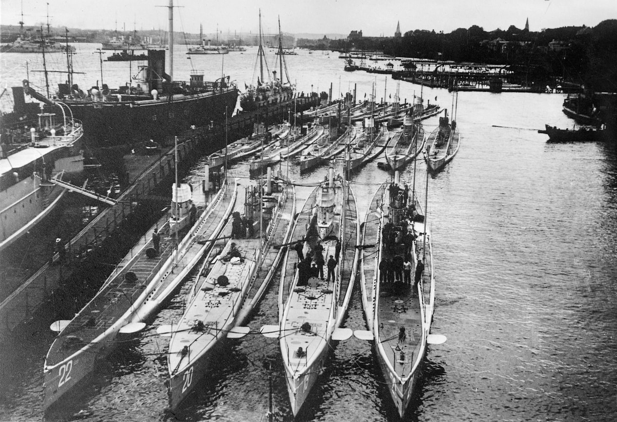 «Очень серьезное значение для общего хода войны имело горючее для подводных лодок (на фото), грузовиков и аэропланов»