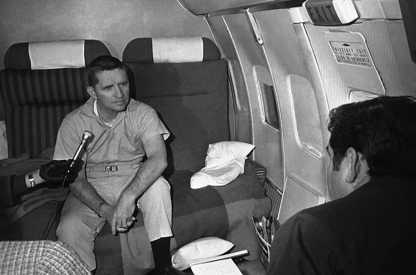 Техасский миллиардер Росс Перо дает нтервью журналисту на борту своего джета в аэропорту Токио в 1969 году