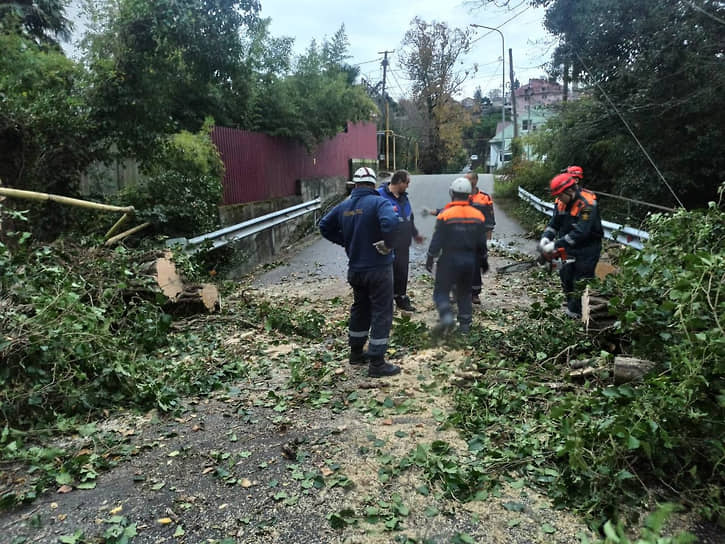 Последствия шторма в Лазаревском районе Сочи
