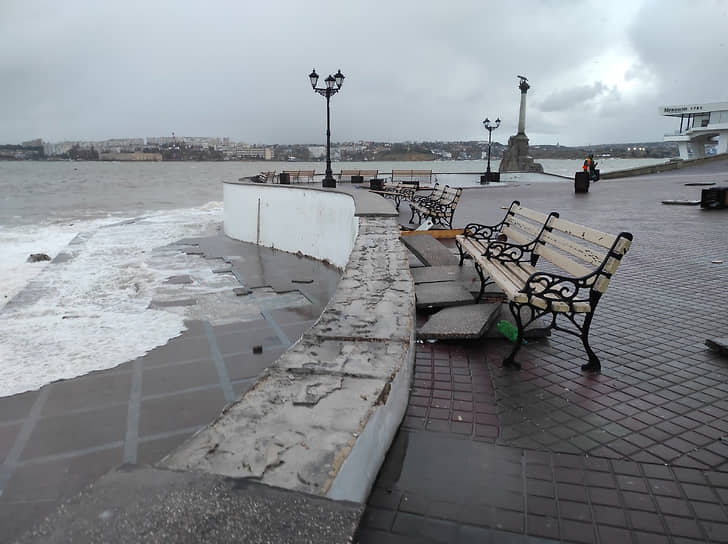 Последствия ночного шторма в Севастополе