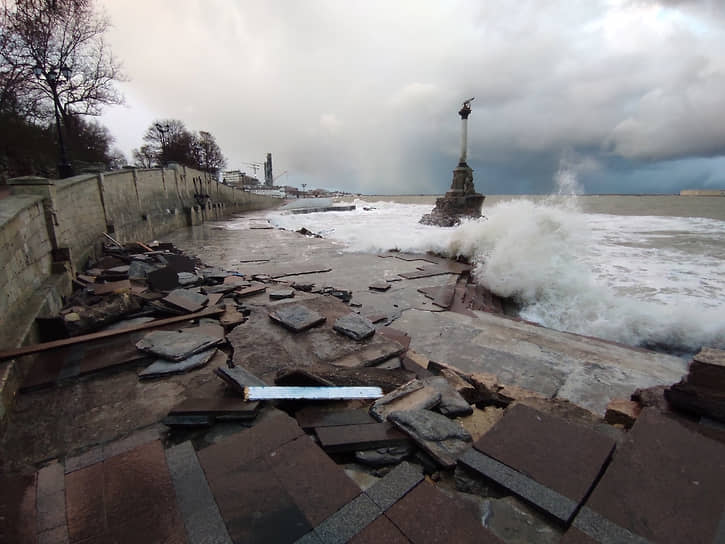 В районе памятника «Затопленным кораблям» в Севастополе смыло гранитную плитку