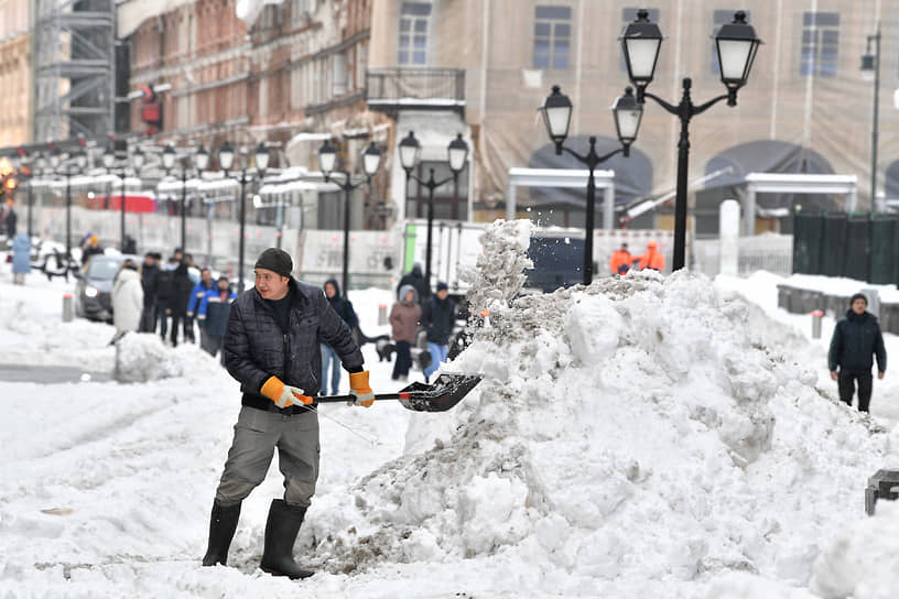 Уборка снега на Никольской улице