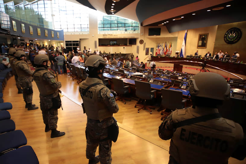 Вооруженные солдаты спецназа сальвадорской армии в Конгрессе в феврале 2020 года 