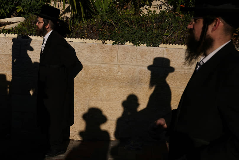 Иерусалим, Израиль. Люди перед церемонией прощания с раввином, убитым в результате нападения боевиков «Хамаса»