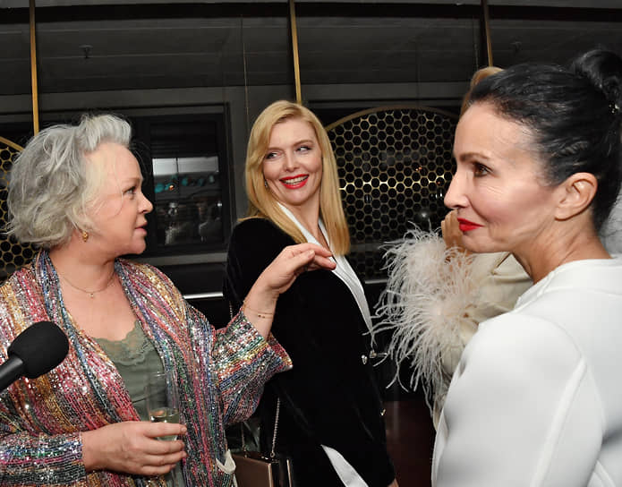 Слева направо: актрисы Елена Валюшкина, Анна Чурина и хореограф Алла Сигалова на церемонии вручения премии «Событие Года»