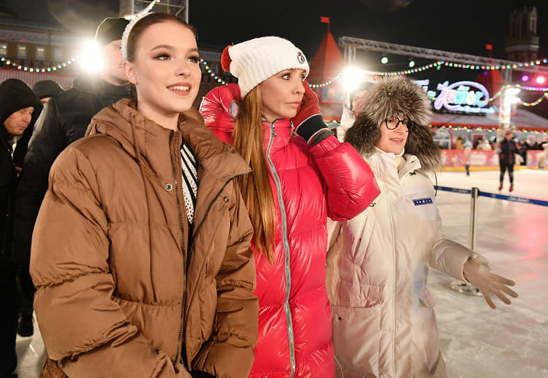 Фигуристки Татьяна Навка (в центре) и Анна Щербакова (слева) на церемонии открытия ГУМ-Катка на Красной площади 