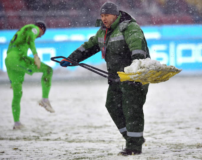 Сотрудники стадиона «ВЭБ Арена» убирают снег