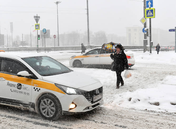Из-за снегопада в московских аэропортах задержали более 30 рейсов 