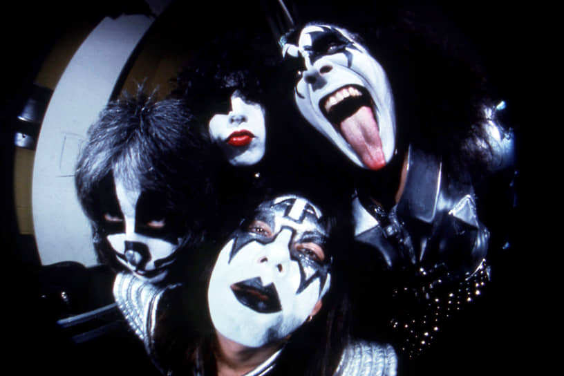 Kiss берет свое начало от нью-йоркской группы Wicked Lester, основанной Джином Симмонсом и Полом Стэнли в 1970 году. Этот коллектив записал всего один альбом. В 1972 году Джин Симмонс и Пол Стэнли начали формировать новый состав группы. К ним присоединились ударник Питер Крисс и гитарист Эйс Фрейли. После формирования нового состава название группы было изменено на Kiss
&lt;BR>На фото: Питер Крисс (слева), Эйс Фрейли (в центре снизу), Джин Симмонс (справа) и Пол Стэнли перед концертом в Хартфорде (США) в 1977 году 