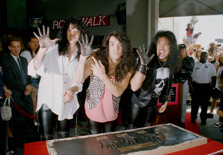 В 1975 году лейбл Casablanca Records находился на грани банкротства. Группа Kiss могла потерять свой контракт. В том же году музыканты решили сделать первую запись живого концерта. Они хотели передать атмосферу, которая была на их концертах и которую не отражали их студийные альбомы. Результатом стал альбом «Alive!», выпущенный 10 сентября 1975 года. Он получил золотой статус, а песня «Rock and Roll All Nite» достигла 12 места в чарте синглов Billboard. Этот успех помог спасти лейбл от банкротства  